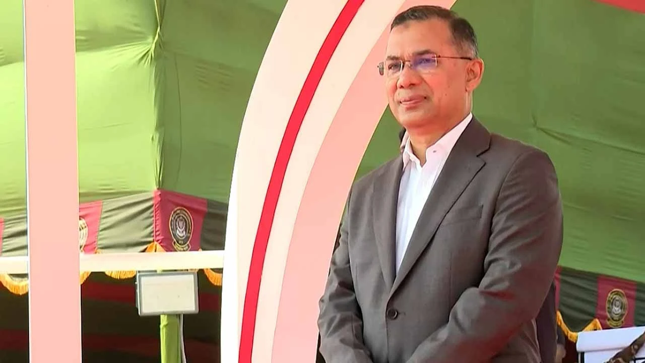 সেনাবাহিনীর ৭ ইউনিটকে জাতীয় পতাকা দিলেন প্রধানমন্ত্রী