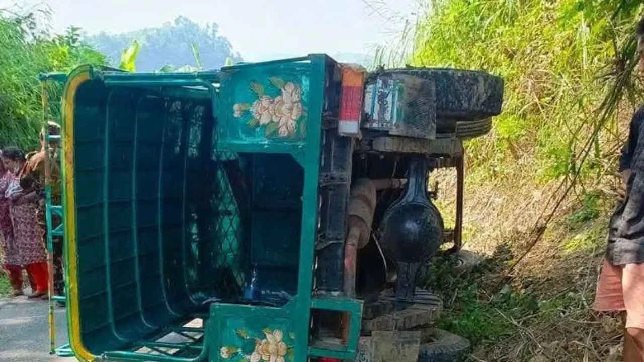 সাজেকে গাড়ি উল্টে ৭ পর্যটক আহত
