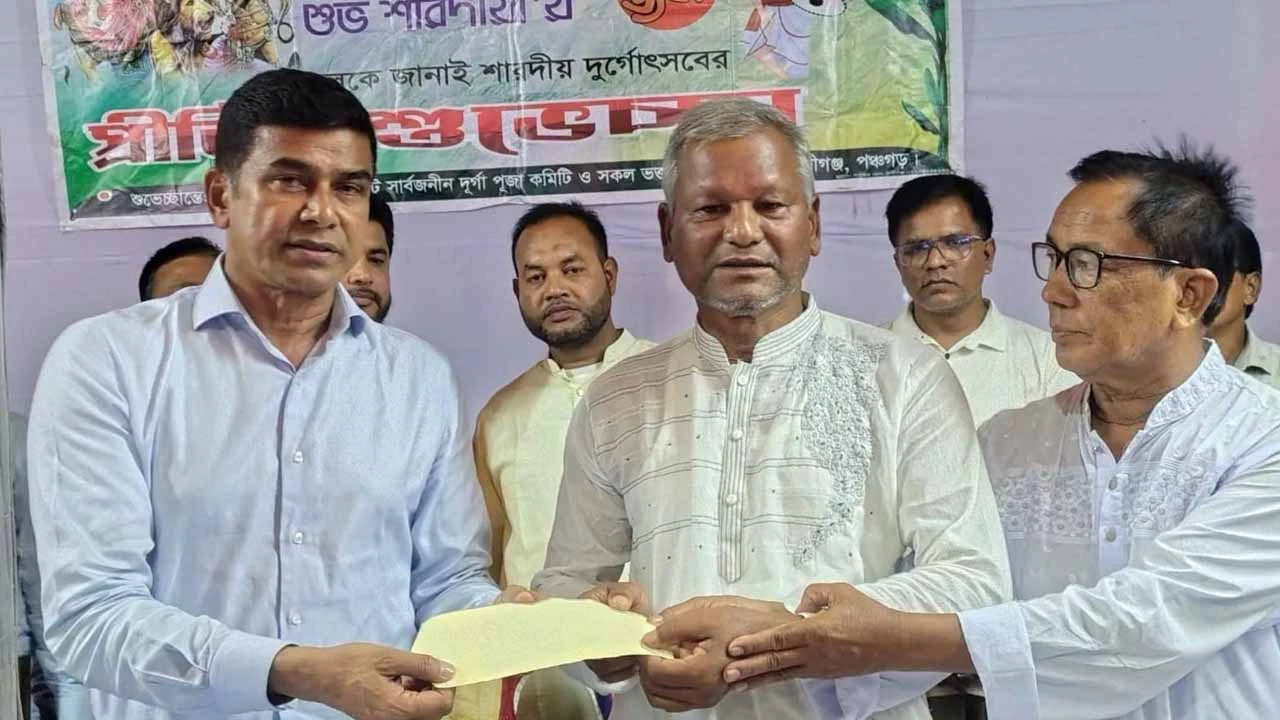 দেবীগঞ্জে পূজামণ্ডপ পরিদর্শন ও আর্থিক অনুদান দিলেন প্রতিমন্ত্রী ফরহাদ হোসেন আজাদ