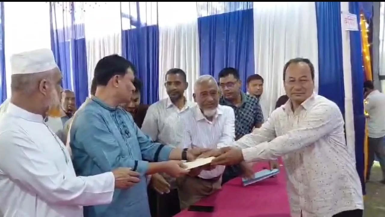 পঞ্চগড়ের আটোয়ারীতে ৩টি  দুর্গাপূজা মণ্ডপ পরিদর্শন ও উপহার তুলে দিলেন জেলা পরিষদ প্রশাসক