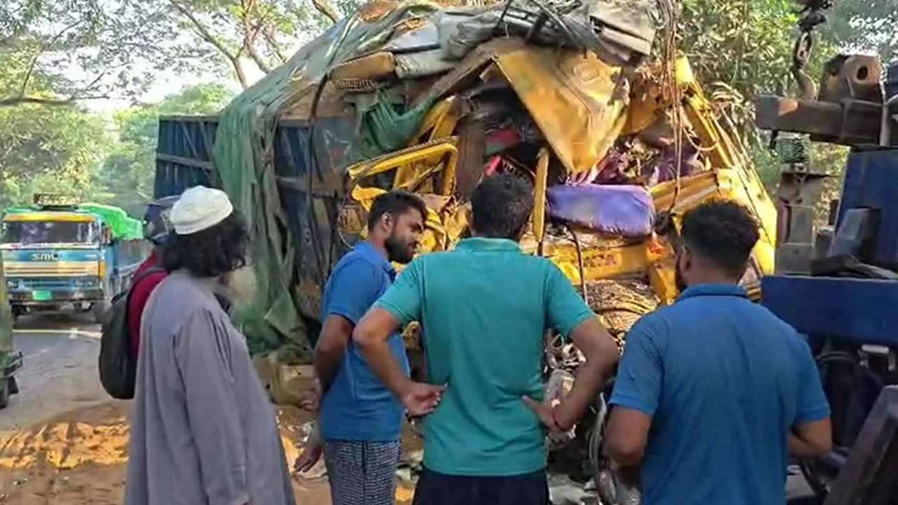 নাটোরে বাস-ট্রাক সংঘর্ষে নিহত ১৪, আহত ২০