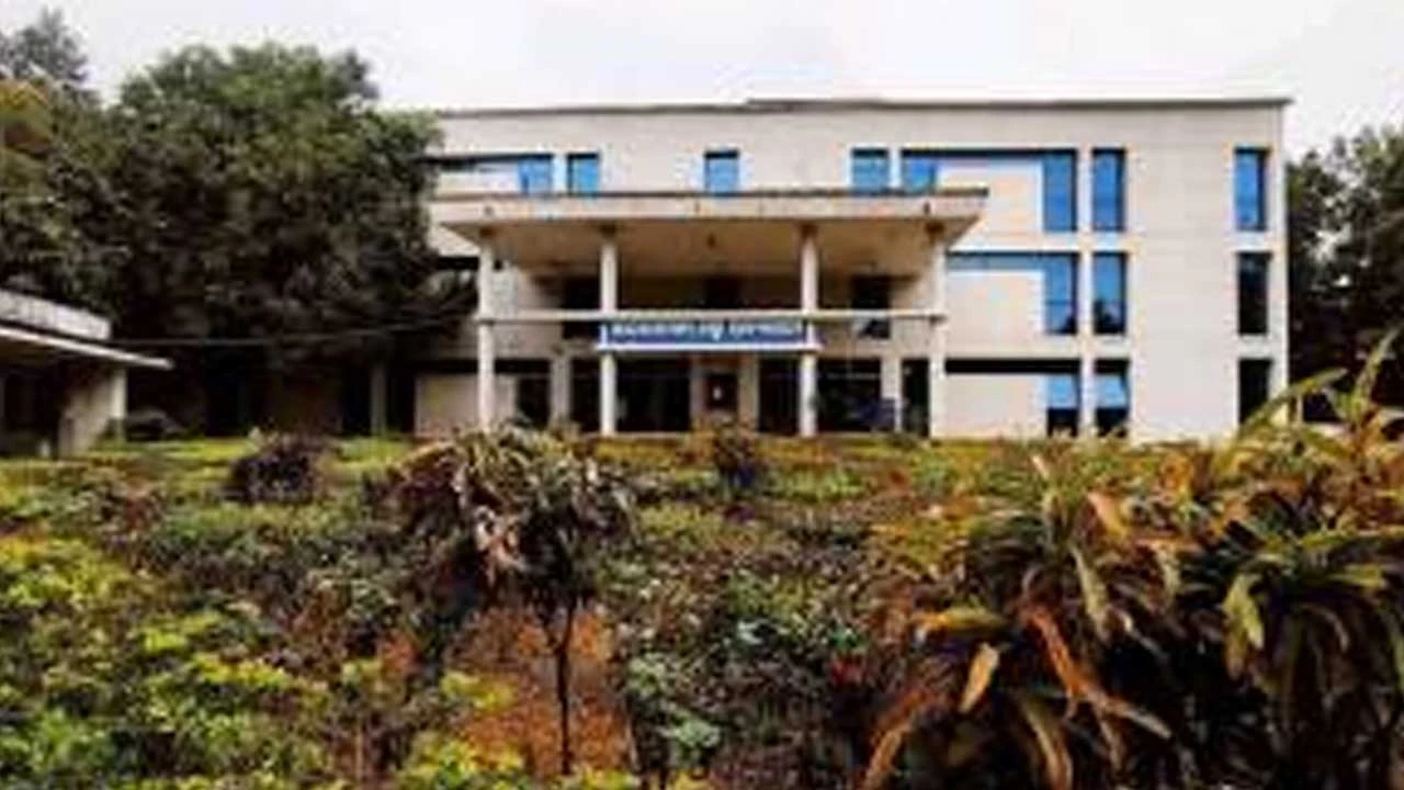 জালালাবাদ চক্ষু হাসপাতাল: আলোর কারখানা এখন অন্ধকারে