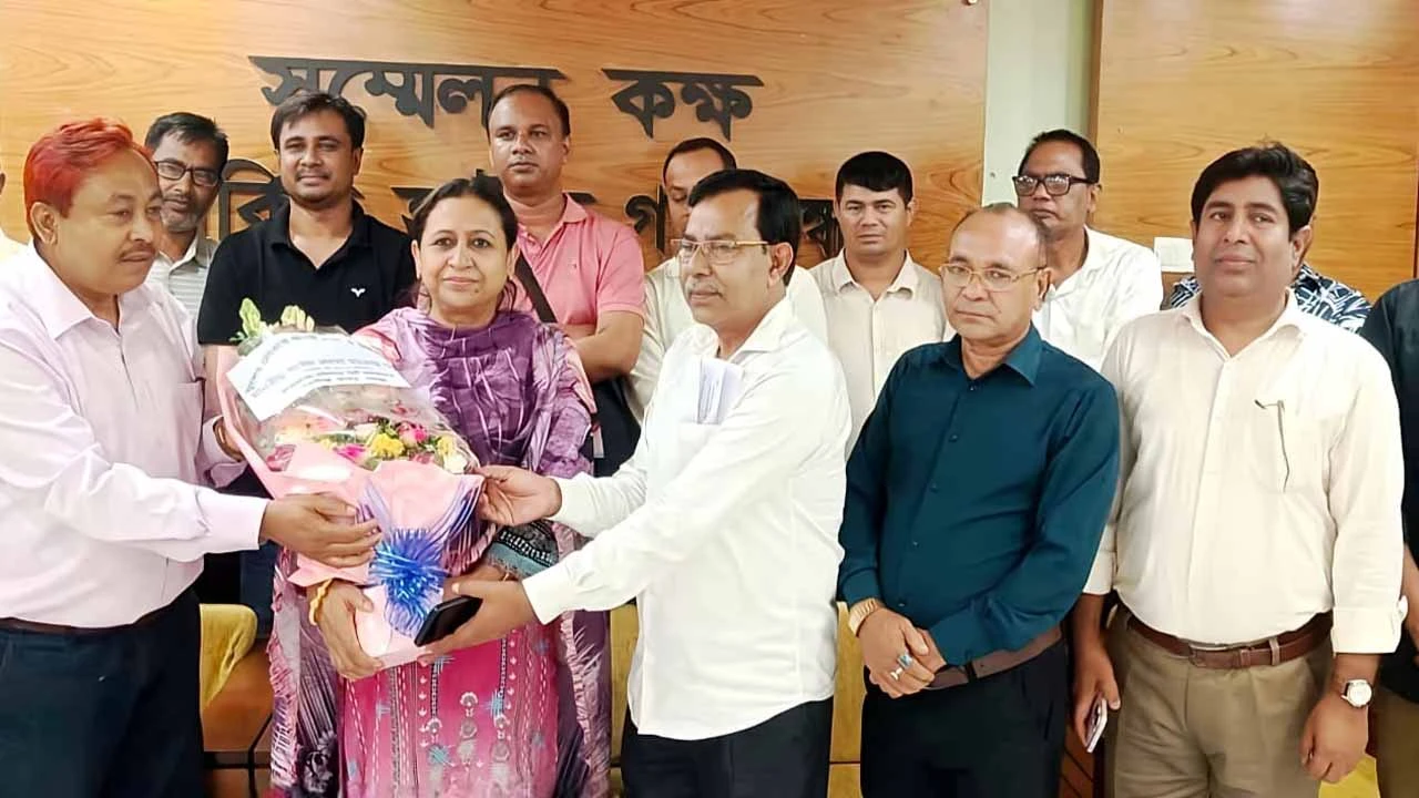 বিএনপির এমপিকে যুবলীগ নেতার ফুলের শুভেচ্ছা, বিএনপির ক্ষোভ