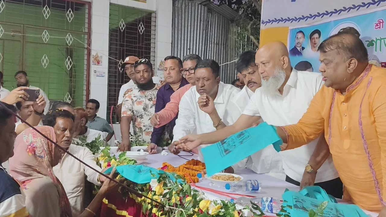 শ্রীনগর ও সিরাজদিখান পূজা মন্ডপ পরিদর্শন করলেন বিএনপি নেতা মীর সরফত আলী সপু