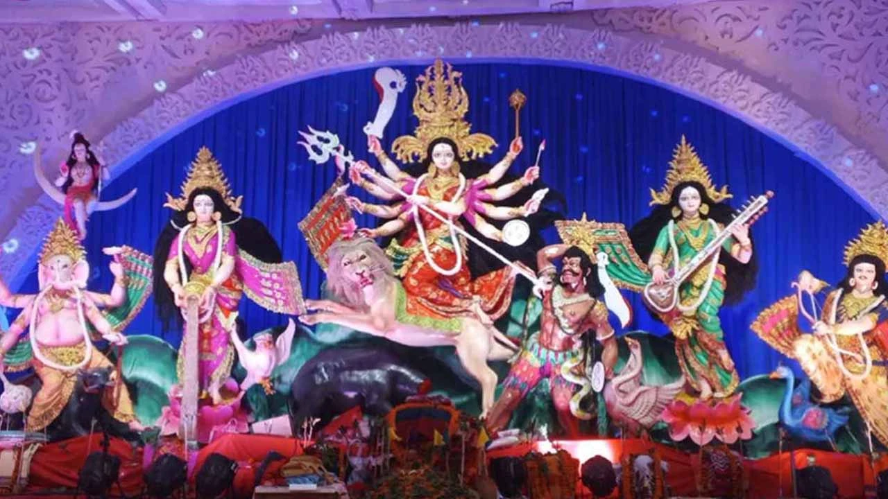 বিজয়া দশমীতে আজ শেষ হচ্ছে দুর্গোৎসব, মণ্ডপে বিদায়ের সুর