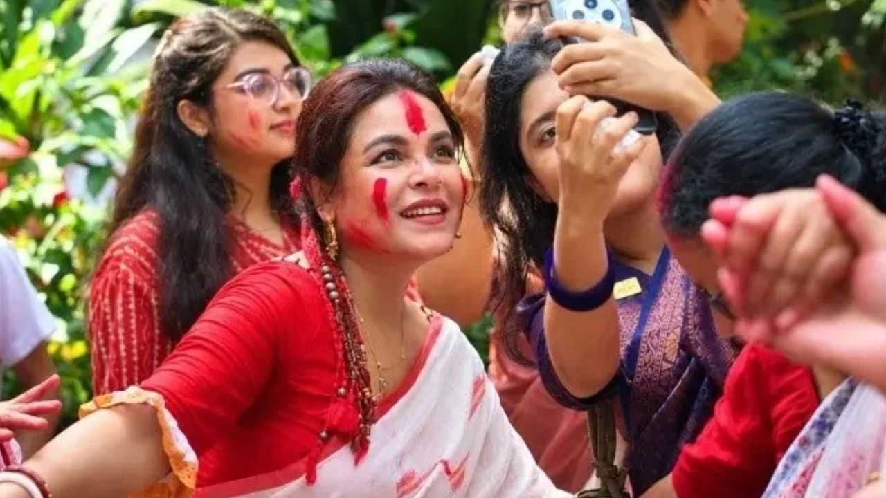 দশমীতে ঢাকেশ্বরী মন্দিরে সিঁদুর খেলায় মাতলেন শাওন