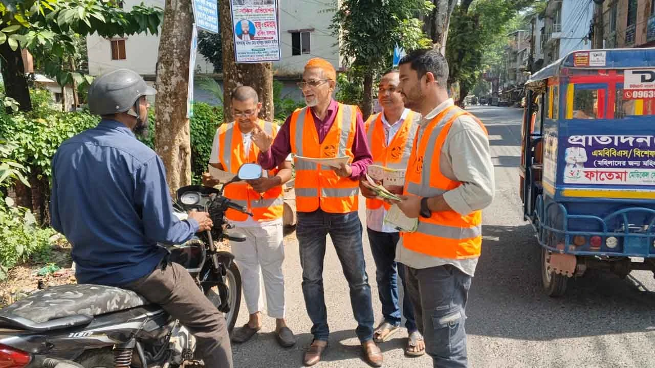 নিরাপদ সড়ক দিবস উপলক্ষে শরীয়তপুরে গাড়ি চালকদের মাঝে সচেতনতামূলক লিফলেট বিতরণ
