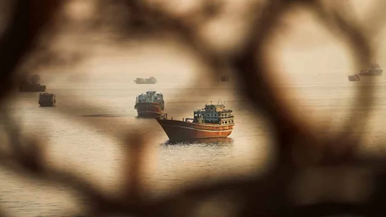 হরমুজ প্রণালিতে ৪ জাহাজে হামলা: ইরান