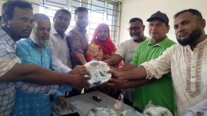 মহাদেবপুরে ক্রীড়া সংস্থার ফুটবল বিতরণ