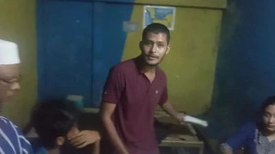 বন্ধুদের নিয়ে চা দোকানে এইচএসসির খাতা মূল্যায়ন, বস্তাভর্তি উত্তরপত্র জব্দ