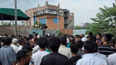 পরিচ্ছন্নতাকর্মীদের সঙ্গে স্থানীয়দের সংঘর্ষ, এমপি-ডিএনসিসি প্রশাসকের ওপর 'হামলা'