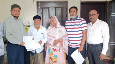 শহীদ আব্দুল কাইয়ুমের পরিবারকে আমন্ত্রণ জানাতে সাভারে কুবি প্রশাসন