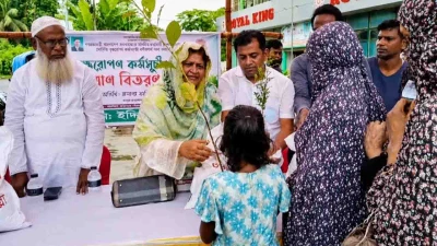 শরীয়তপুরে যুবদল নেতা ইদ্রিস মোল্লার উদ্যোগে ত্রাণ ও বৃক্ষের চারা বিতরণ