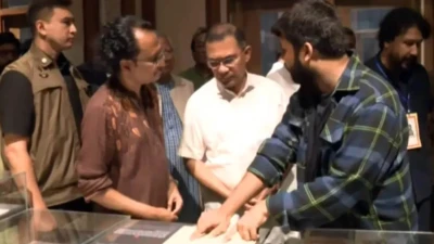 জুলাই স্মৃতি জাদুঘর ঘুরে দেখছেন প্রধানমন্ত্রী
