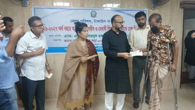টাঙ্গাইলে দুস্থ পরিবার, রোগী ও শিক্ষার্থীদের মাঝে ২৩ লাখ টাকার চেক বিতরণ