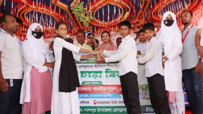 লালপুরে উপজেলা প্রেসক্লাবের উদ্যোগে শিক্ষার্থীদের মাঝে গাছের চারা বিতরণ