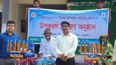 ঠাকুরগাঁওয়ে ভিক্ষুকদের মাঝে  ইউএনওর ভ্যান গাড়ি বিতরণ