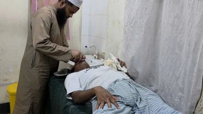 রূপগঞ্জে হোটেল মালিককে কুপিয়ে জখম