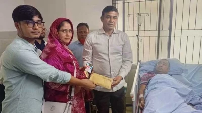 মতিউর রহমানকে দেখতে হাসপাতালে ফরহাদ হোসেন আজাদ