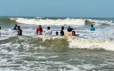 সৈকতে গোসলে নেমে ভেসে যাচ্ছিলেন ৩ পর্যটক, একজনের মৃত্যু
