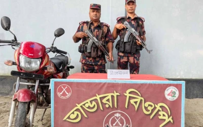 বিরল ও পীরগঞ্জ সীমান্তে বিজিবির পৃথক অভিযানে ট্যাপেন্টাডল ও যৌন উত্তেজক সিরাপ উদ্ধার