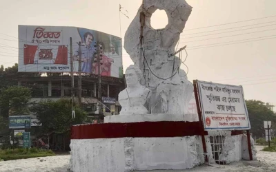 বীরশ্রেষ্ঠ হামিদুর রহমানের ভাস্কর্যে জুতার মালা, ভাইরাল ছবি