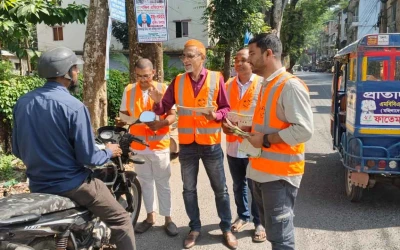 নিরাপদ সড়ক দিবস উপলক্ষে শরীয়তপুরে গাড়ি চালকদের মাঝে সচেতনতামূলক লিফলেট বিতরণ