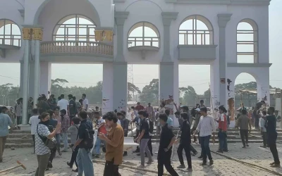 পুরাতন বাণিজ্য মেলার মাঠে শেকৃবি শিক্ষার্থীদের দফায় দফায় ভাঙচুর