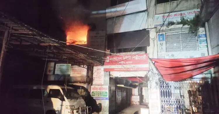 ঢাকায় উদীচীর কার্যালয়ে আগুন নিভলো আধা ঘণ্টা পর