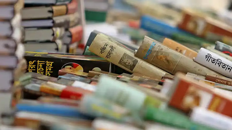 বাংলা একাডেমি চত্বরে একদিনের প্রতীকী বইমেলা
