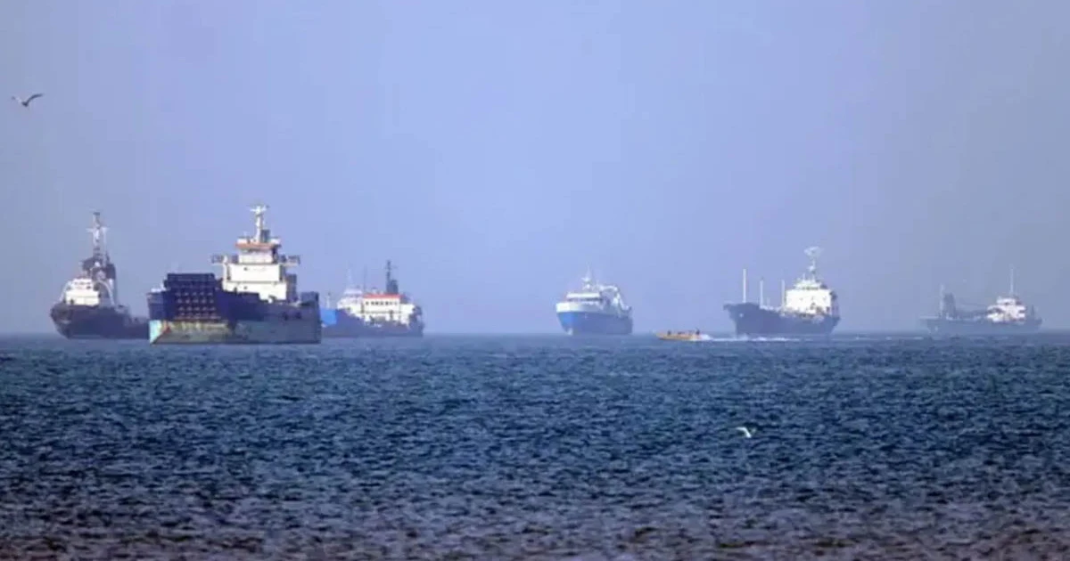 হরমুজ প্রণালির কাছে এখনো আটকে আছে ১৬০০ জাহাজ