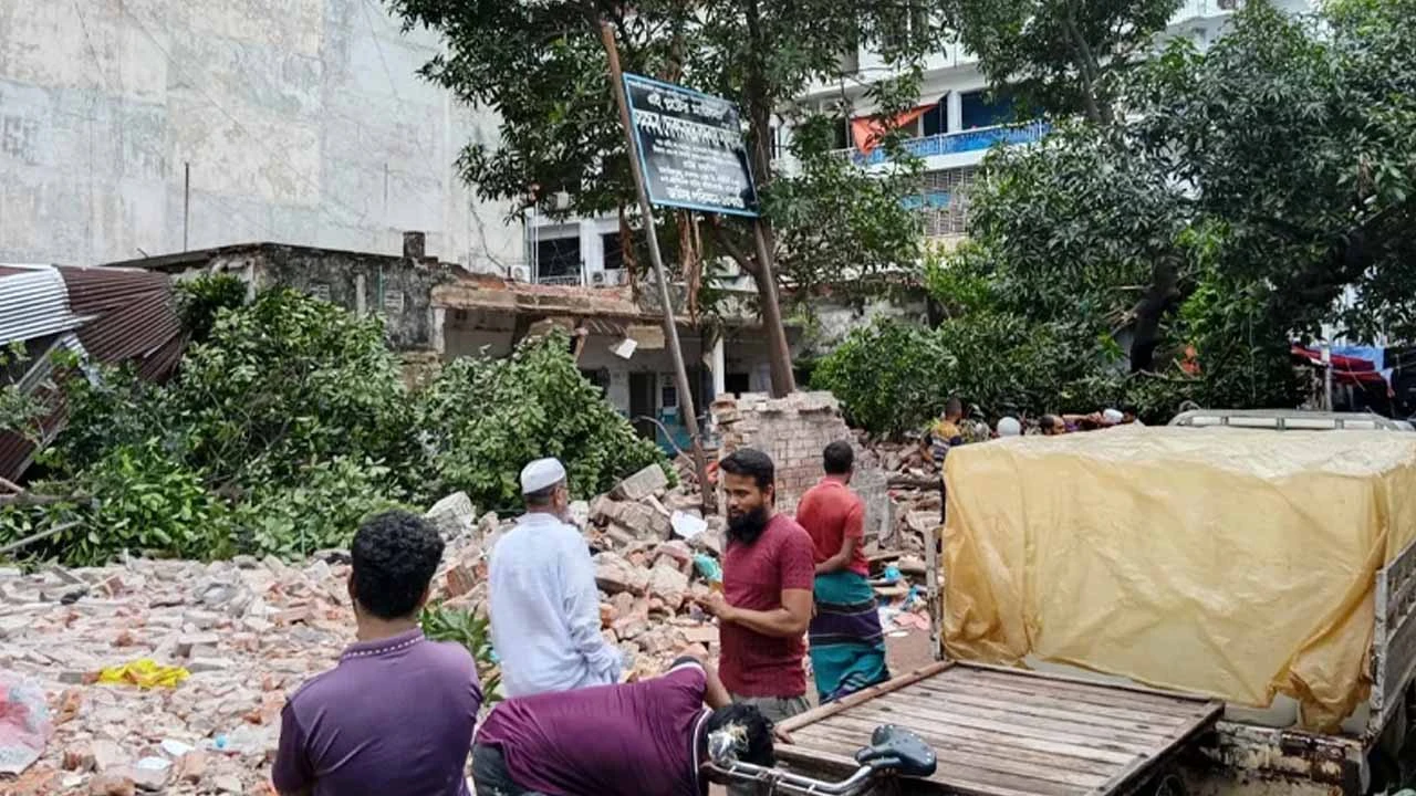 মিরপুরে মধ্যরাতে গুঁড়িয়ে দেওয়া হলো এনজিও কার্যালয়