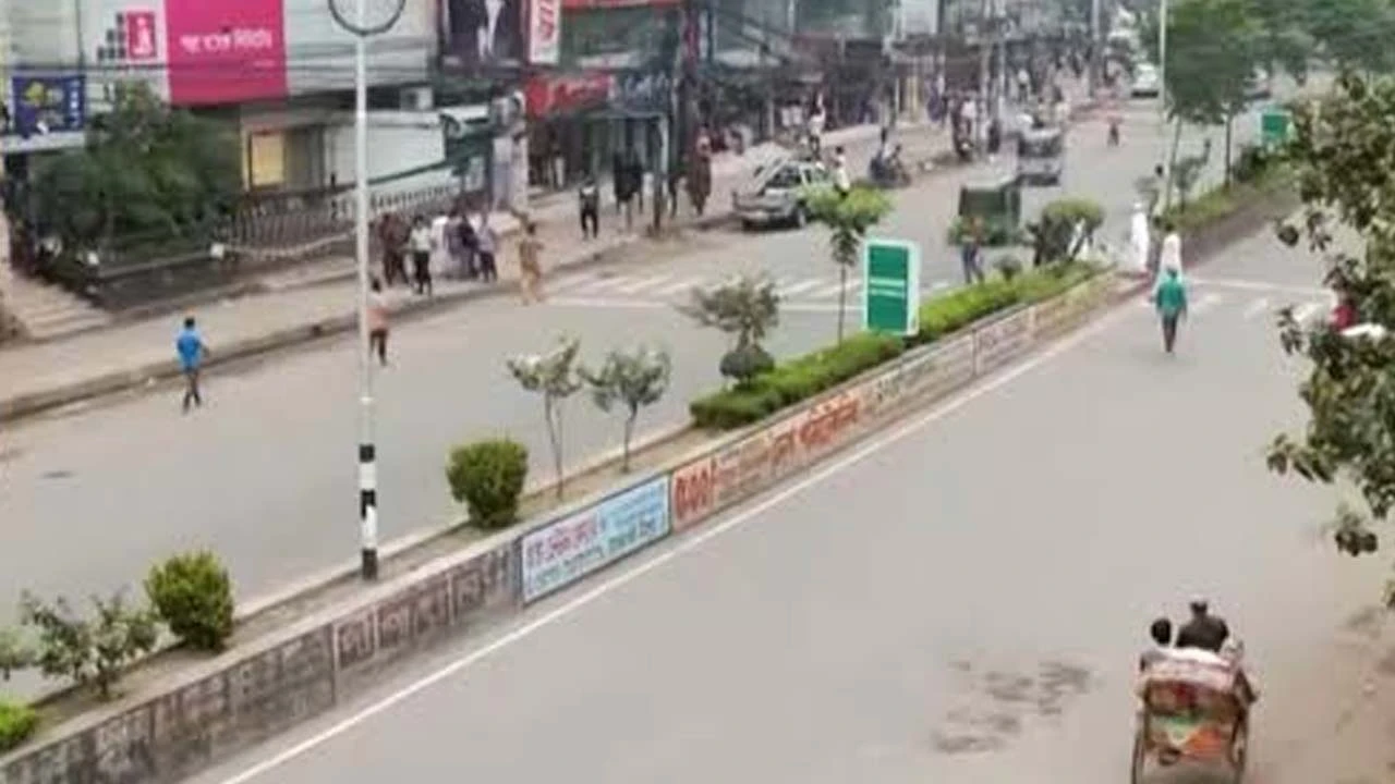 মিরপুর ১০ নম্বরের ফুটপাত এখন ফাঁকা