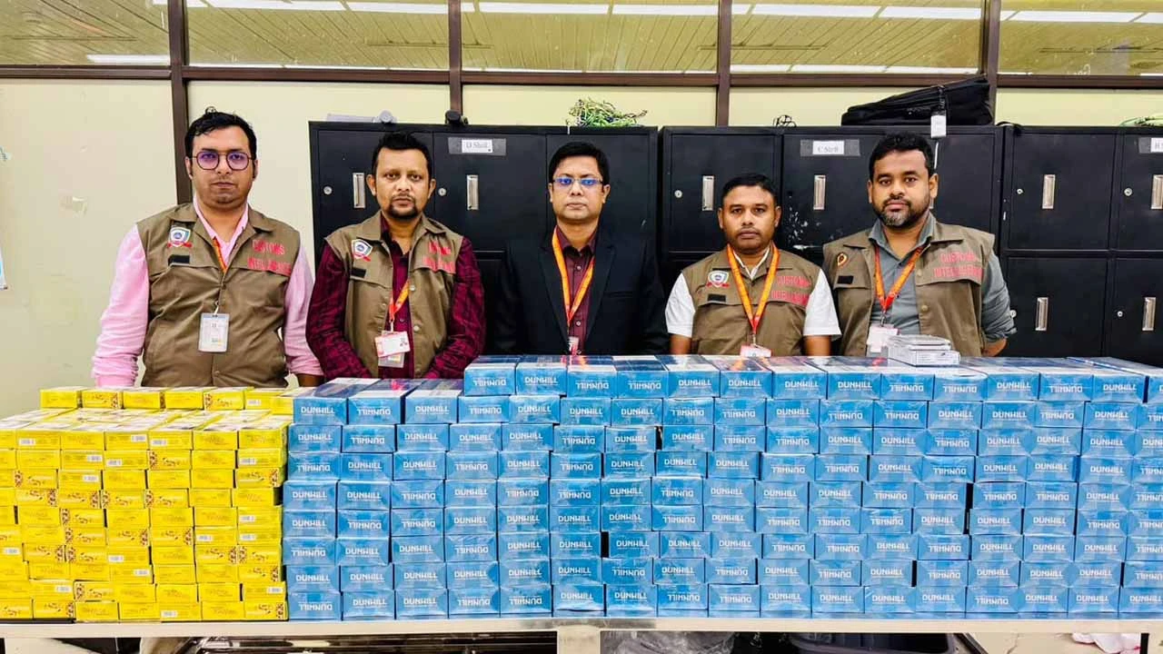 শাহজালালে এক ফ্লাইটের ৩ যাত্রীর ব্যাগেজে ৬৩১ কার্টন বিদেশি সিগারেট জব্দ