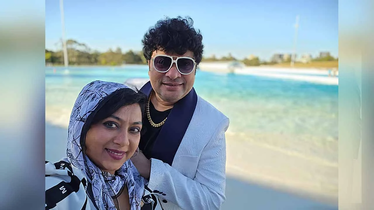সিডনির রাস্তায় গাড়ি চালাচ্ছেন শাবনূর, গান গাইছেন রবি চৌধুরী