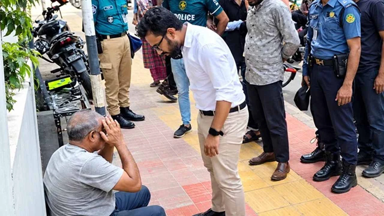 ফুটপাতে মধ্যবয়সী ব্যক্তিকে যুবকের মারধর, ঘটনাটি আসলে কী