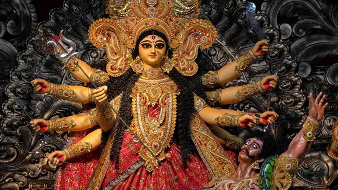 মন্ত্র পাঠ, শঙ্খ--ঢাকে দেবীকে আমন্ত্রণের মধ্য দিয়ে দুর্গাপূজা শুরু