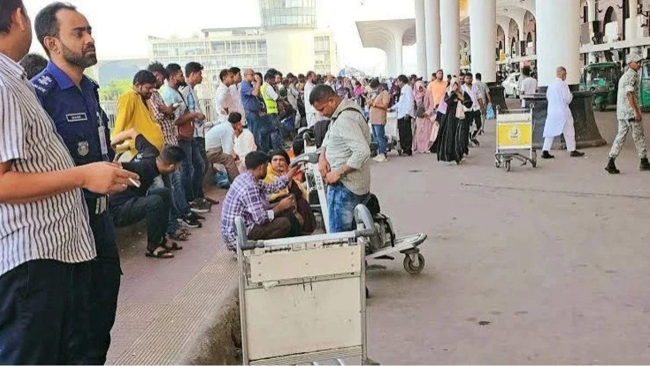 ঢাকা-রিয়াদ ফ্লাইট বাতিলে চরম বিপাকে রেমিট্যান্স যোদ্ধারা