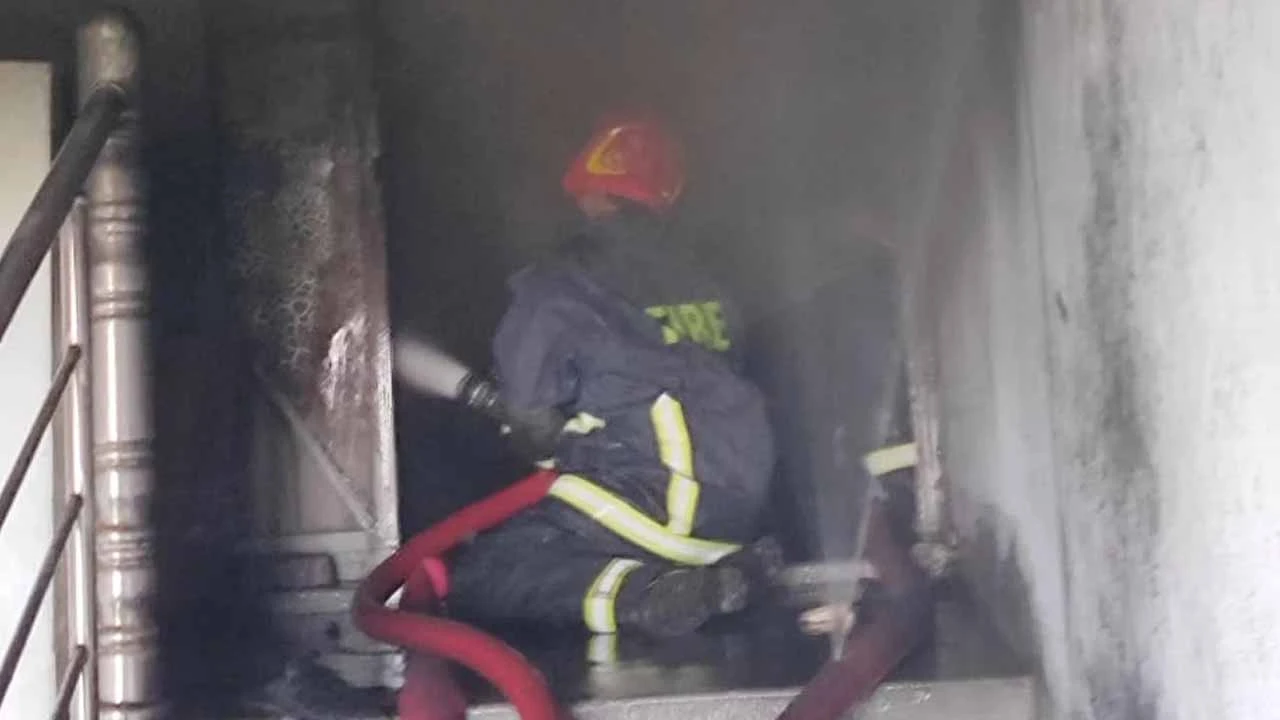 কেরানীগঞ্জে প্লাস্টিক কারখানায় আগুন, নিয়ন্ত্রণে ৮ ইউনিট