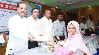 গাজীপুর জেলা পরিষদের শিক্ষা বৃত্তি পেলেন ৩৫ শিক্ষার্থী