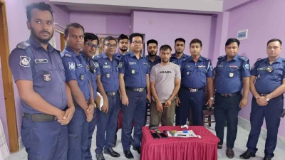নোয়াখালীতে প্রবাসীর স্ত্রীকে পিপ্তল ঠেকিয়ে চাঁদাবাজি, গ্রেপ্তার-১
