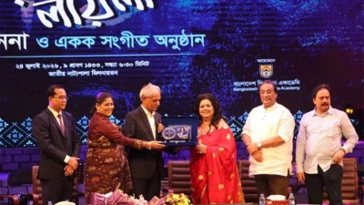 ৬২ বছর পর শিল্পকলা একাডেমির মঞ্চে গান গাইলেন কিংবদন্তি শিল্পী রুনা লায়লা