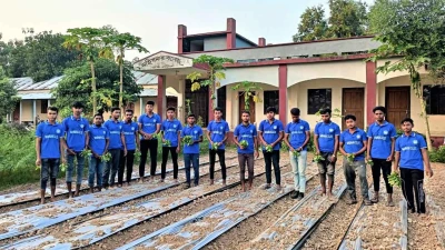 টাঙ্গাইলের মহিষমারা কলেজে খুন্তি-কোদালে তরুণদের নতুন বিপ্লব!