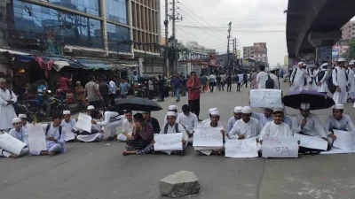 সড়ক দুর্ঘটনায় মাদ্রাসার ছাত্র নিহতের প্রতিবাদে ঢাকা ময়মনসিংহ মহাসড়ক অবরোধ