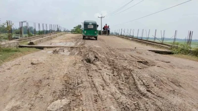 ঘাটাইলে চার বছরে কাজ শেষ হয়নি ব্রিজের, ভোগান্তিতে ৪০ গ্রামের মানুষ