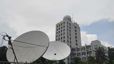 সাগরে লঘুচাপে ৪ বন্দরে সতর্কতা, বৃষ্টি বাড়ার আভাস
