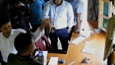 ইজারাদারের কর্মচারীকে পেটালেন ত্রিশালের ইউএনও, বিচার দাবি