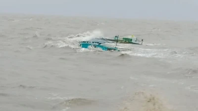 লবণ বোঝাই বলগেট ডুবে বৃদ্ধের মৃত্যু