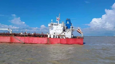 চট্টগ্রাম বন্দরের জলসীমায় ২ জাহাজের সংঘর্ষ, ইঞ্জিনকক্ষে ফাটল