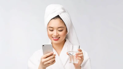 ফোনের আলো থেকে ত্বক বাঁচাতে
